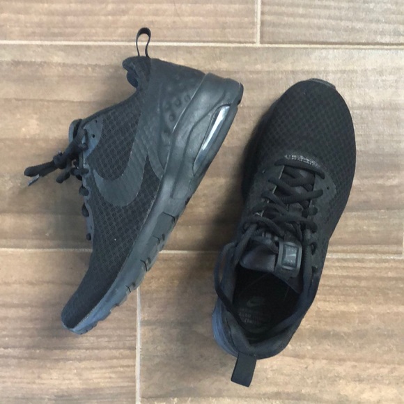 Black nike shoes - Picture 2 of 5